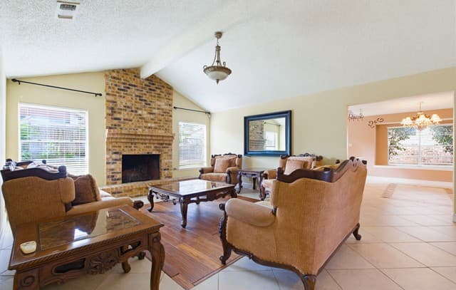 4-bedroom rental at 6430 Ridge Forest Dr in San Antonio, TX — photo 5
