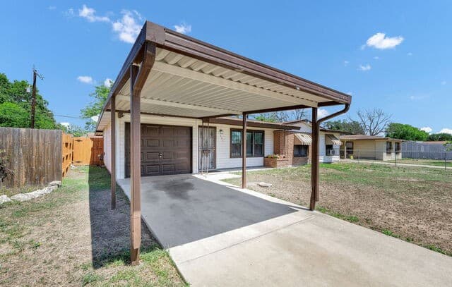 3-bedroom rental at 331 Saipan Pl in San Antonio, TX — photo 2