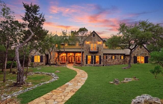 7-bedroom rental at 15 Reynosa in San Antonio, TX — photo 1