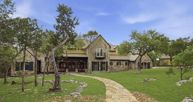 7-bedroom rental at 15 Reynosa in San Antonio, TX — photo 2