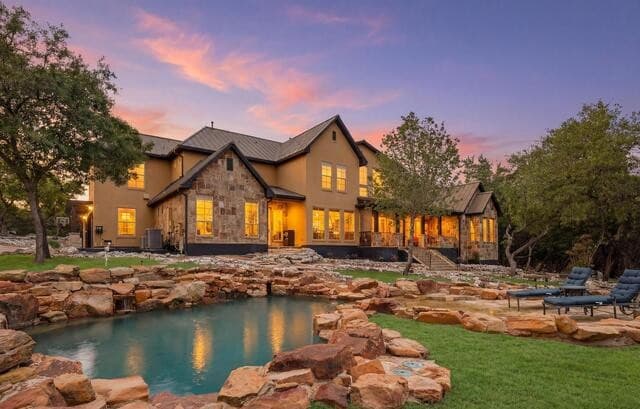 7-bedroom rental at 15 Reynosa in San Antonio, TX — photo 3