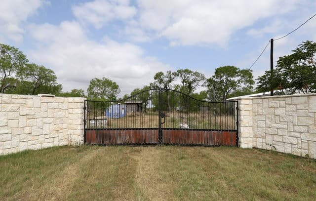rental at 708 County Road 223 in Floresville, TX — photo 1