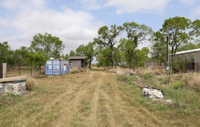 rental at 708 County Road 223 in Floresville, TX — photo 2