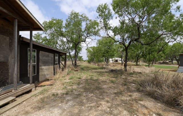 rental at 708 County Road 223 in Floresville, TX — photo 3