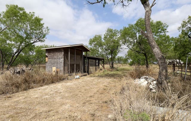 rental at 708 County Road 223 in Floresville, TX — photo 5