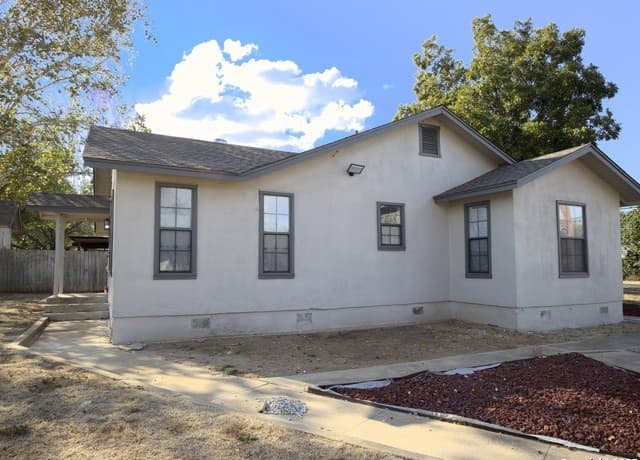1-bedroom rental at 918 E Ashley in San Antonio, TX — photo 1
