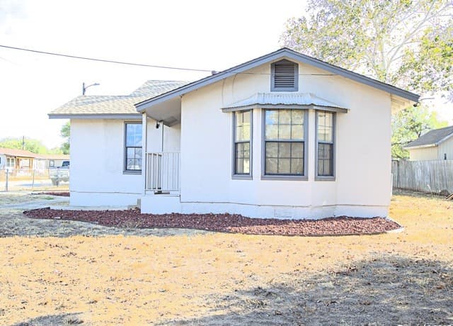 1-bedroom rental at 918 E Ashley in San Antonio, TX — photo 2