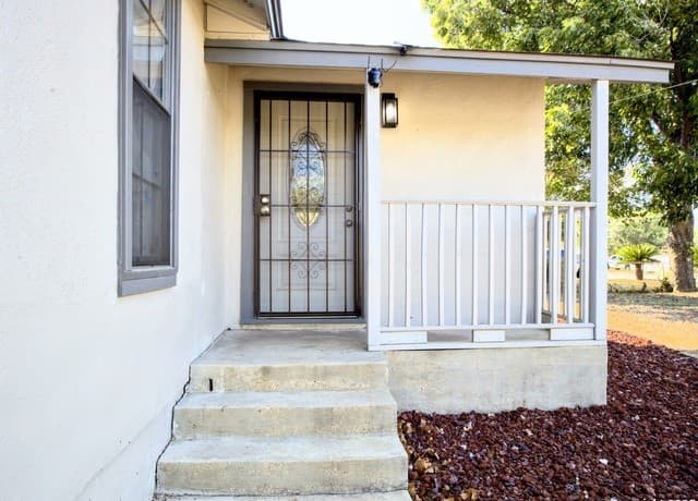 1-bedroom rental at 918 E Ashley in San Antonio, TX — photo 3
