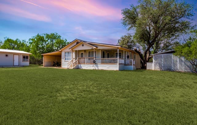 3-bedroom rental at 313 Pr 6430 in Hondo, TX — photo 2