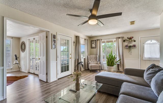 3-bedroom rental at 313 Pr 6430 in Hondo, TX — photo 4