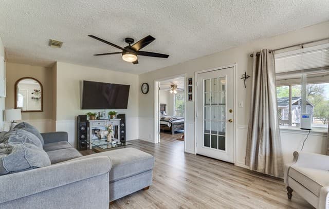 3-bedroom rental at 313 Pr 6430 in Hondo, TX — photo 5