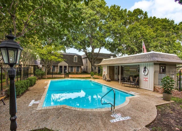 2-bedroom rental at 122 E Terra Alta Dr Unit 13 in San Antonio, TX — photo 2
