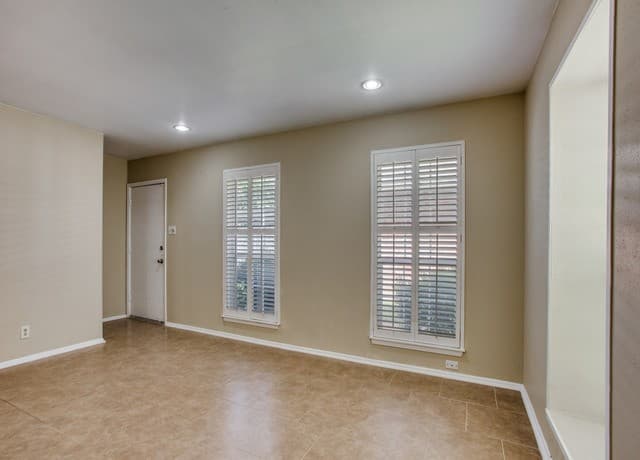 2-bedroom rental at 122 E Terra Alta Dr Unit 13 in San Antonio, TX — photo 3