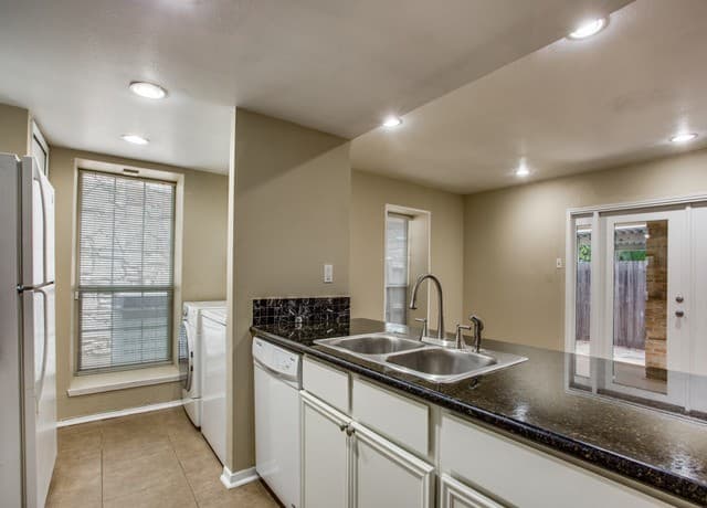 2-bedroom rental at 122 E Terra Alta Dr Unit 13 in San Antonio, TX — photo 5