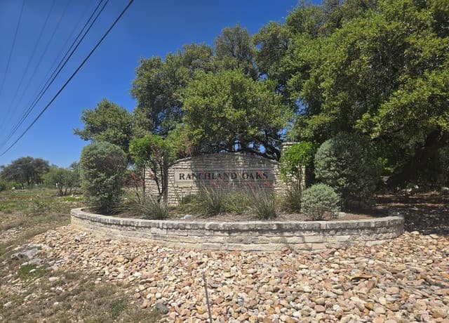 rental at 102 County Road 2732 in Mico, TX — photo 2