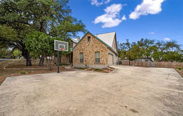 3-bedroom rental at 116 Stonegate S in Boerne, TX — photo 2