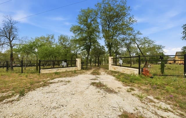 rental at 970 Stevens Rd in Somerset, TX — photo 1