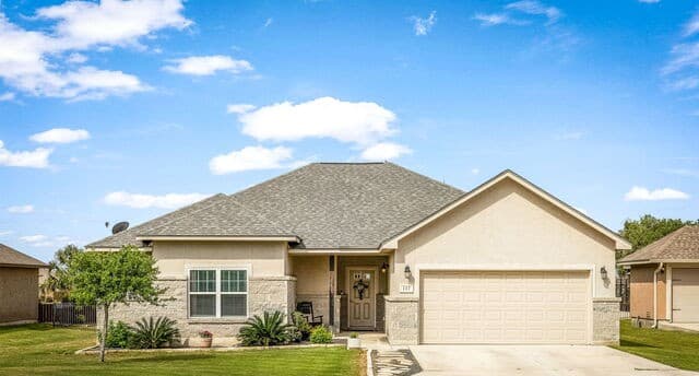 3-bedroom rental at 117 Fairway in Floresville, TX — photo 1