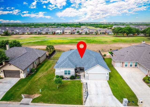 3-bedroom rental at 117 Fairway in Floresville, TX — photo 2
