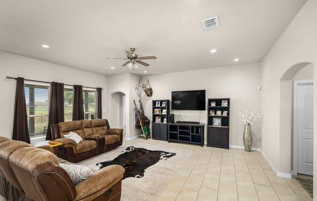 3-bedroom rental at 117 Fairway in Floresville, TX — photo 4