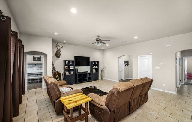 3-bedroom rental at 117 Fairway in Floresville, TX — photo 5