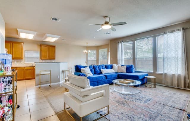 4-bedroom rental at 8507 Driftwood Hl in San Antonio, TX — photo 4