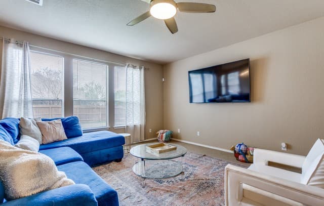 4-bedroom rental at 8507 Driftwood Hl in San Antonio, TX — photo 5