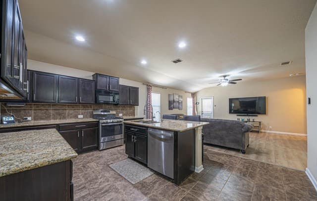 3-bedroom rental at 12212 Bening Vly in Schertz, TX — photo 2
