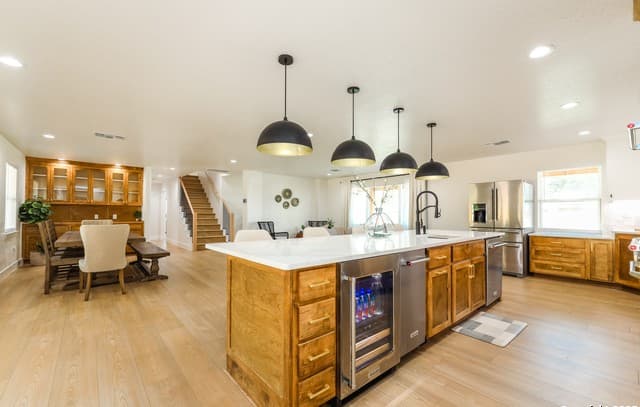 5-bedroom rental at 134 School in Poteet, TX — photo 4