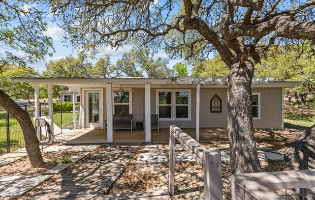 2-bedroom rental at 130 Scenic View Dr in Spring Branch, TX — photo 3