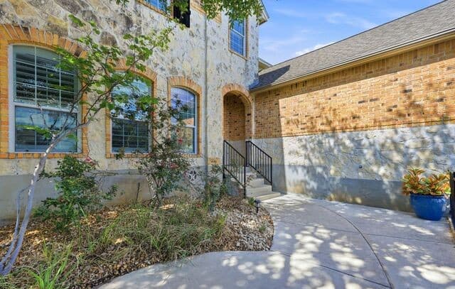 5-bedroom rental at 831 Queens Oak in San Antonio, TX — photo 4