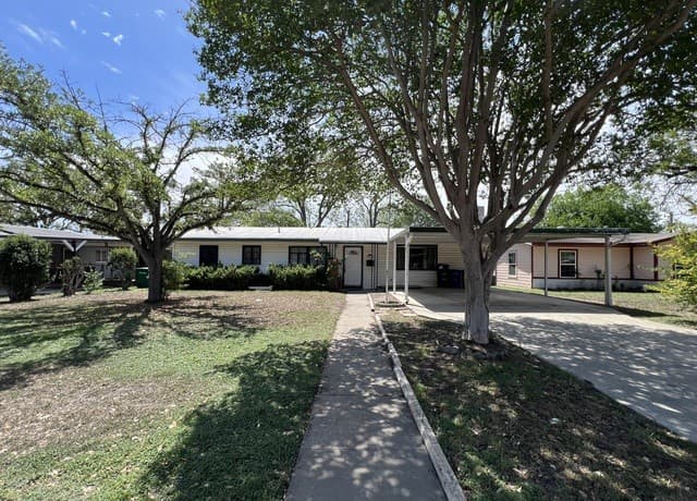 3-bedroom rental at 318 Sublett in San Antonio, TX — photo 1