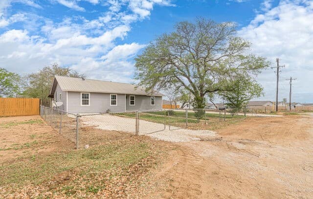 4-bedroom rental at 1315 Olive in Jourdanton, TX — photo 1