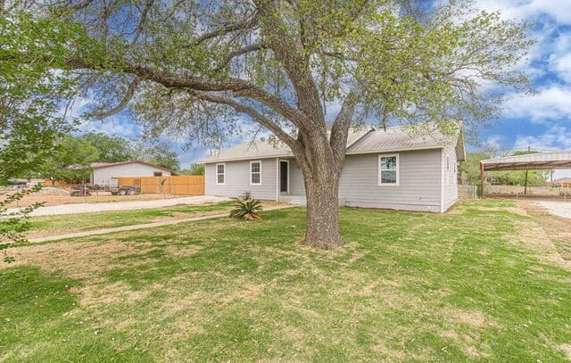 4-bedroom rental at 1315 Olive in Jourdanton, TX — photo 2