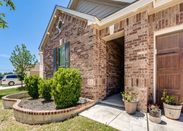 3-bedroom rental at 21807 Yucca Bend in San Antonio, TX — photo 2