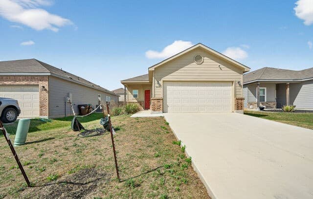 4-bedroom rental at 14643 Hackamore in Elmendorf, TX — photo 1