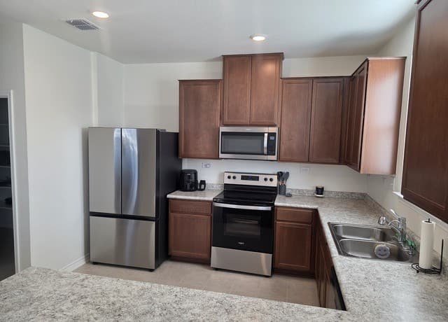 3-bedroom rental at 9503 Hinterlands Dr in San Antonio, TX — photo 2