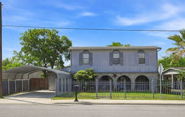 5-bedroom rental at 1366 W Villaret Blvd in San Antonio, TX — photo 1