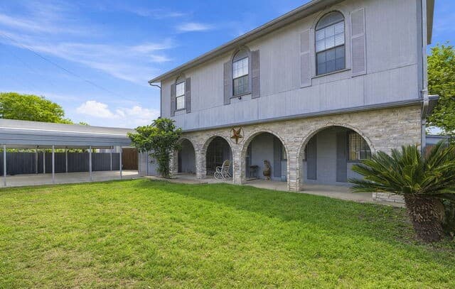 5-bedroom rental at 1366 W Villaret Blvd in San Antonio, TX — photo 2