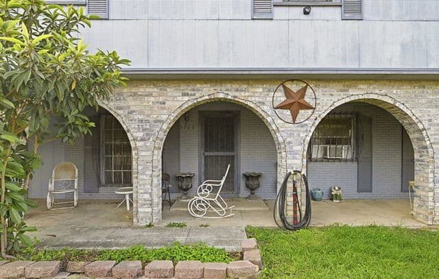 5-bedroom rental at 1366 W Villaret Blvd in San Antonio, TX — photo 3