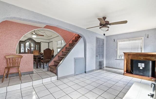 5-bedroom rental at 1366 W Villaret Blvd in San Antonio, TX — photo 4