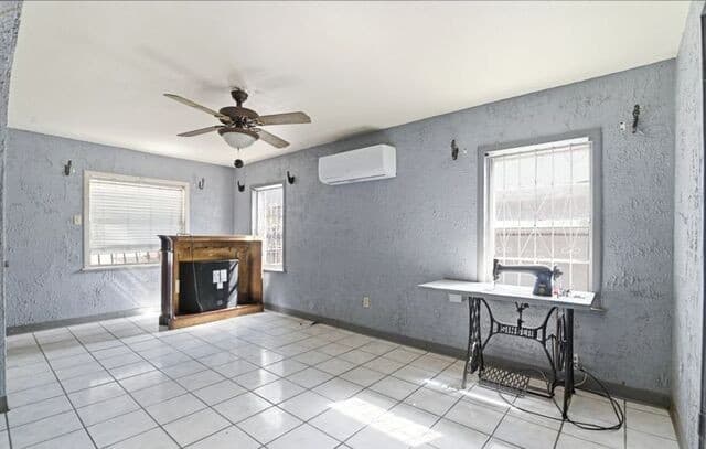 5-bedroom rental at 1366 W Villaret Blvd in San Antonio, TX — photo 5