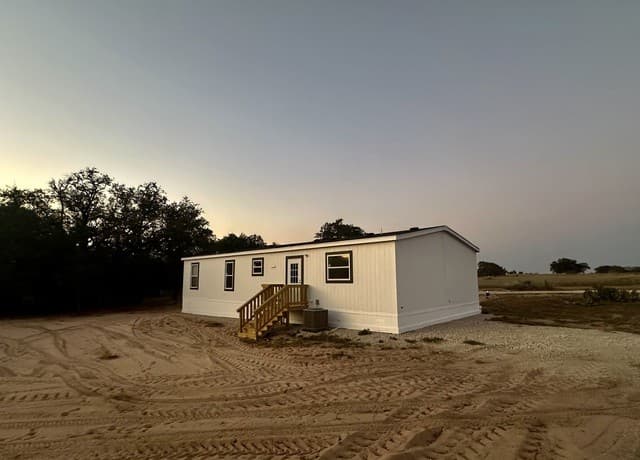4-bedroom rental at 5161 Cr302 in Floresville, TX — photo 2