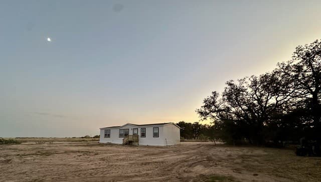 4-bedroom rental at 5161 Cr302 in Floresville, TX — photo 3