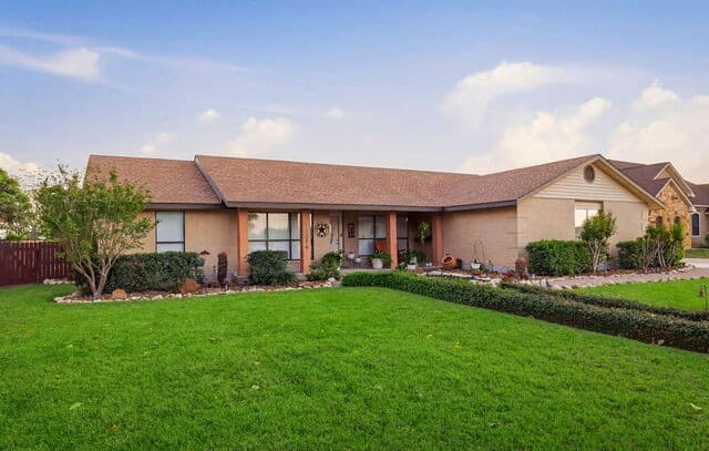 3-bedroom rental at 15224 Park Place Dr in Lytle, TX — photo 2