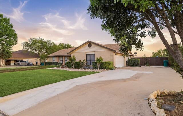 3-bedroom rental at 15224 Park Place Dr in Lytle, TX — photo 3