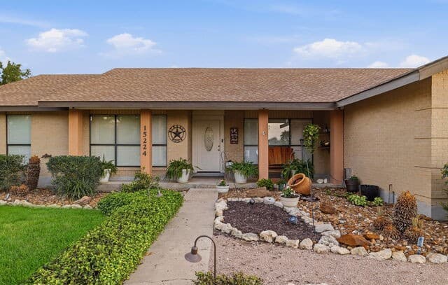 3-bedroom rental at 15224 Park Place Dr in Lytle, TX — photo 4