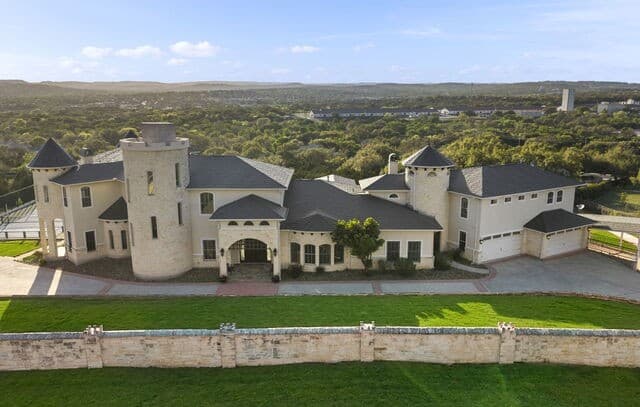 6-bedroom rental at 6762 Manor Hl in San Antonio, TX — photo 1