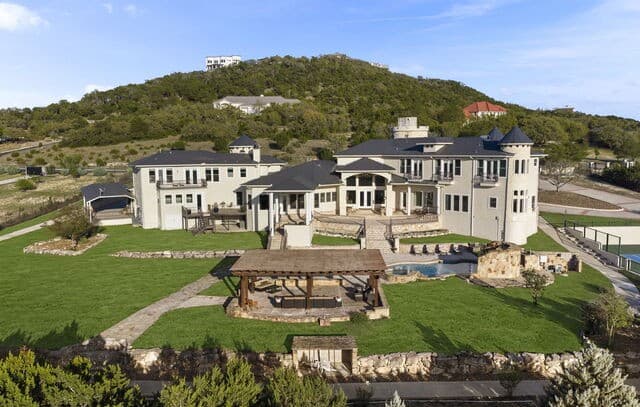 6-bedroom rental at 6762 Manor Hl in San Antonio, TX — photo 2