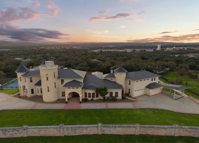 6-bedroom rental at 6762 Manor Hl in San Antonio, TX — photo 3